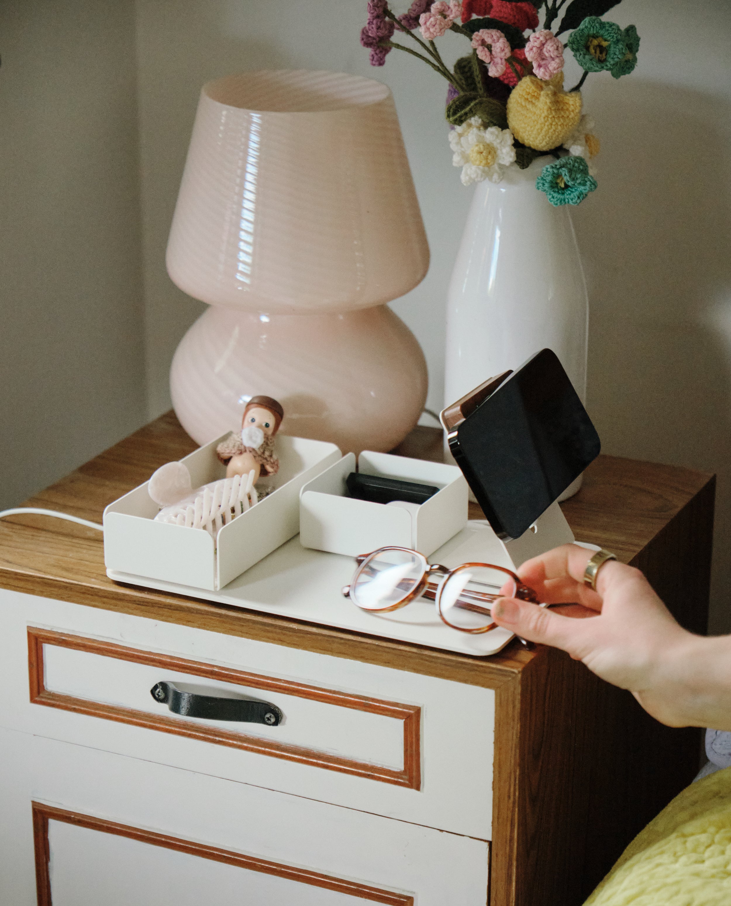 Warehouse Item - Gather MagSafe Phone Stand (1x1 - White/Walnut) Warehouse Ugmonk