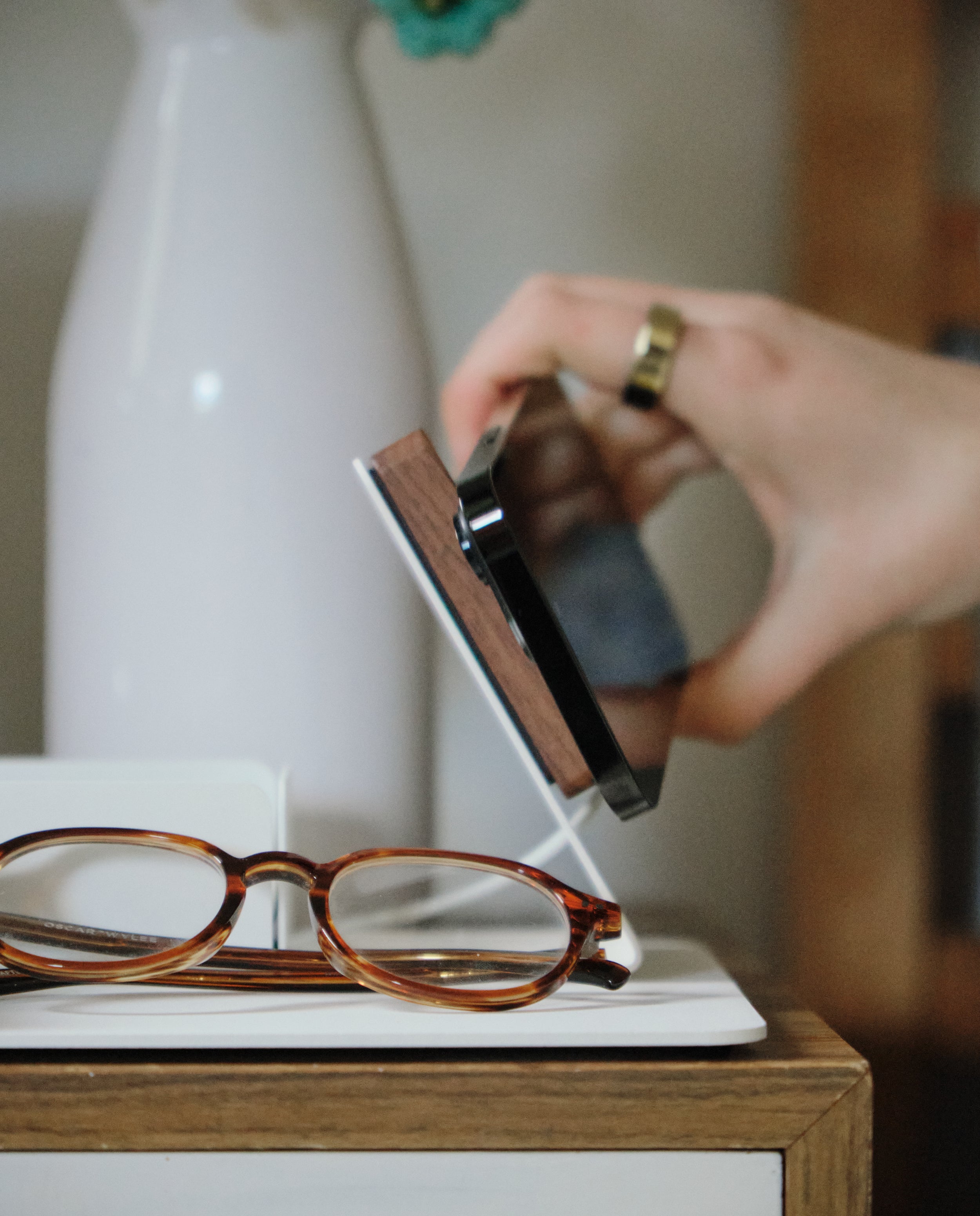 Warehouse Item - Gather MagSafe Phone Stand (1x1 - White/Walnut) Warehouse Ugmonk