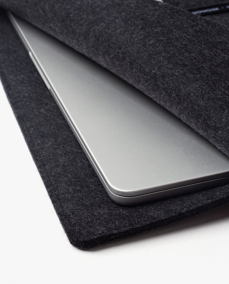 Magnetic Laptop Sleeve (Nedrelow x Ugmonk - Charcoal)