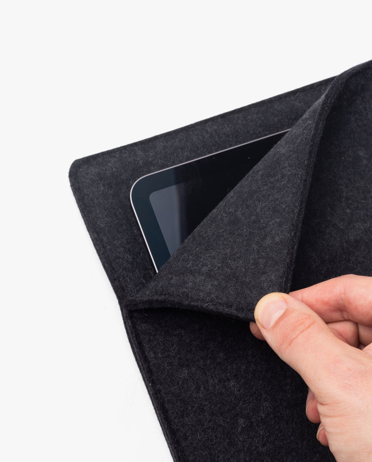 Magnetic Tablet Sleeve (Nedrelow x Ugmonk - Charcoal)