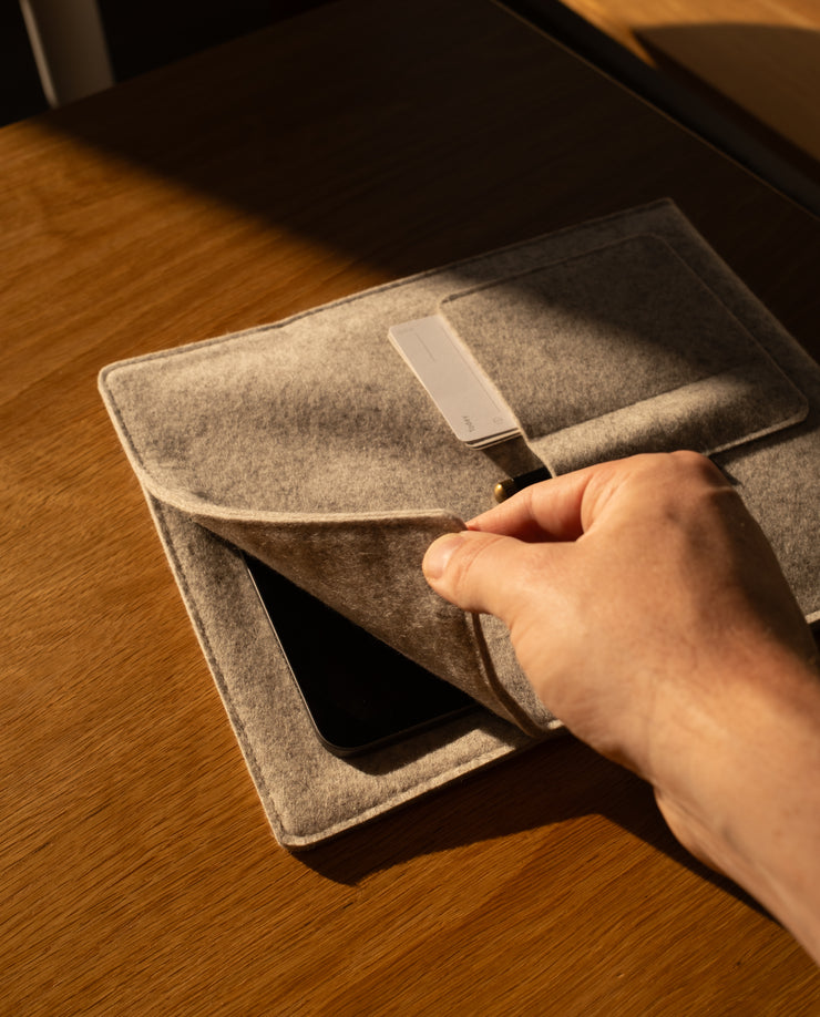 Magnetic Tablet Sleeve (Nedrelow x Ugmonk - Light Gray)