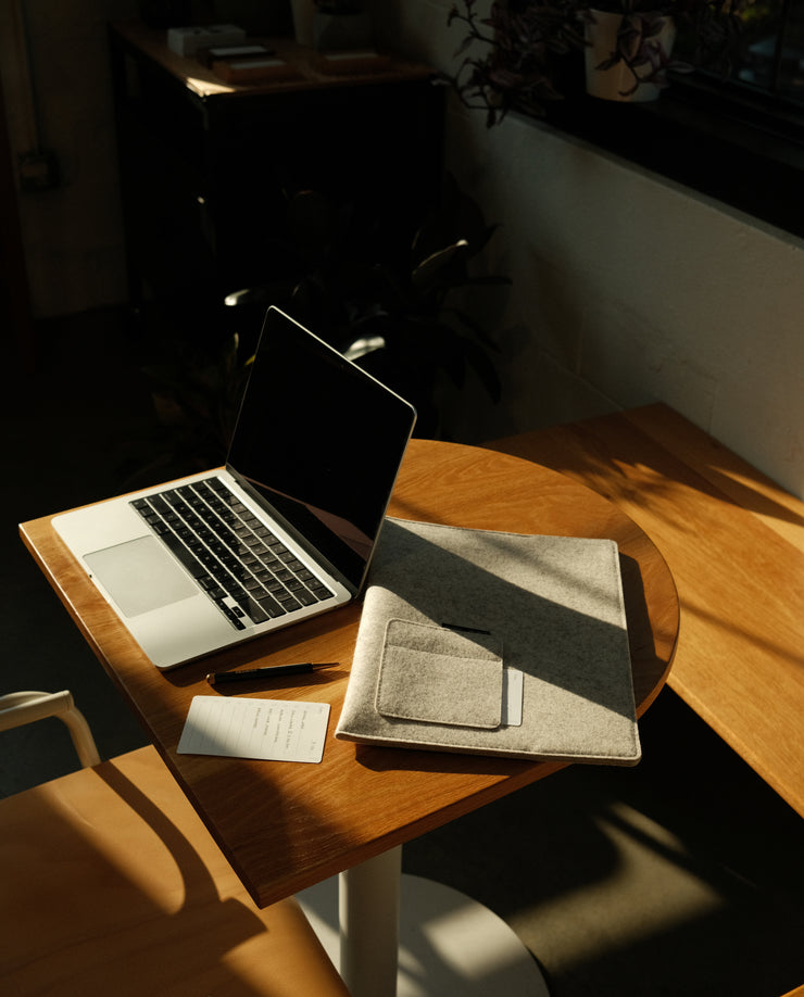 Magnetic Laptop Sleeve (Nedrelow x Ugmonk - Light Gray)