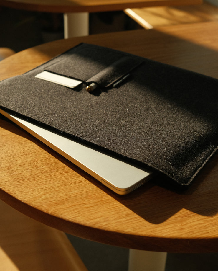 Magnetic Laptop Sleeve (Nedrelow x Ugmonk - Charcoal)