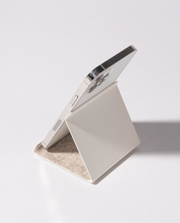 Gather MagSafe Phone Stand (White/Maple) – Ugmonk
